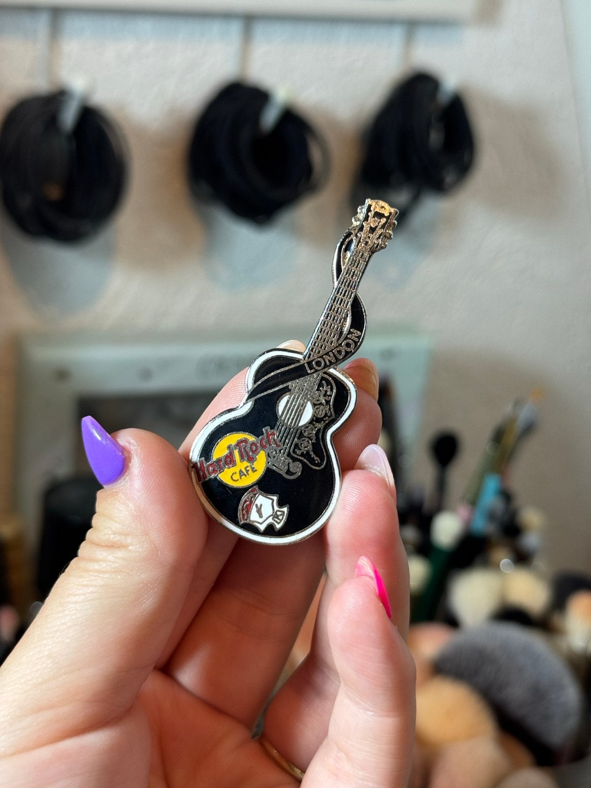 Hard Rock Cafe London gitaar speldje, Overige materialen, 4 tot 7 cm, Zwart, Ophalen of Verzenden