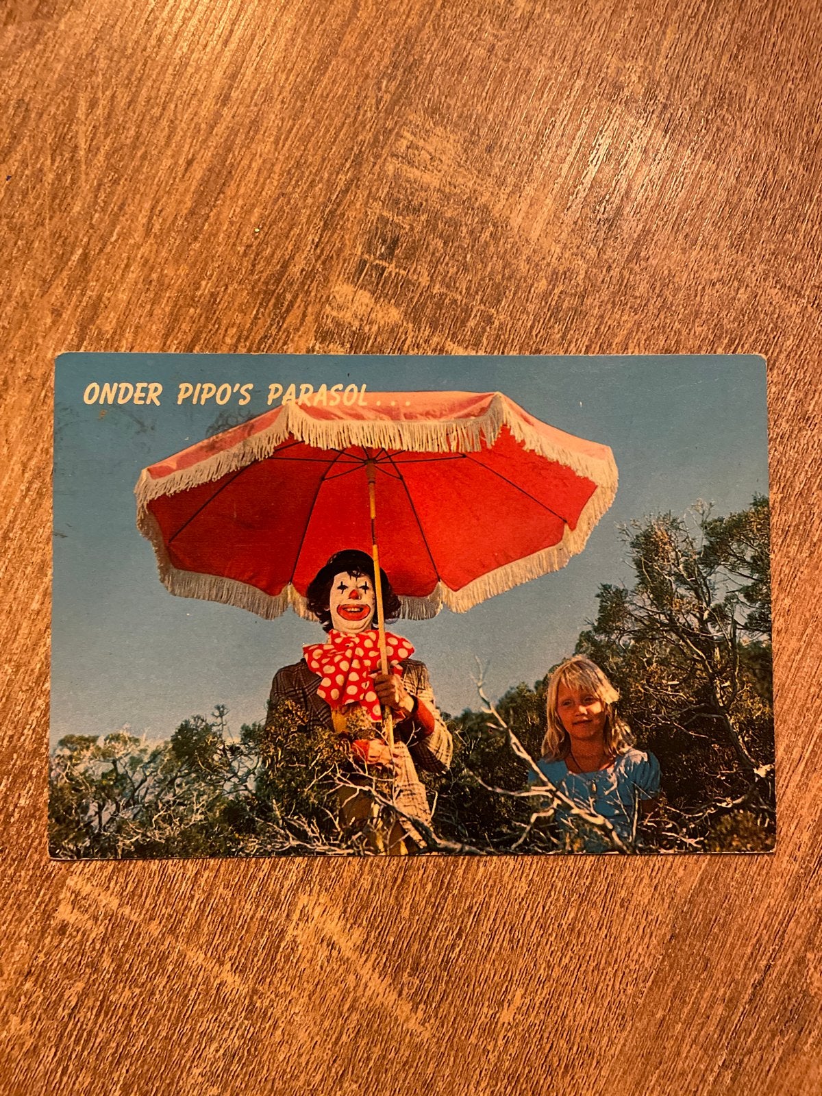 Vintage Pipo de Clown Ansichtkaart - Onder Pipo's Parasol, Verzamelen, Ophalen of Verzenden, Gelopen, Sterren en Beroemdheden