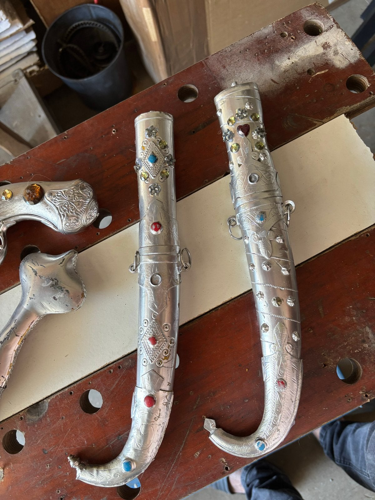 Set van decoratieve sierstukken: dolken en pistool, Ophalen