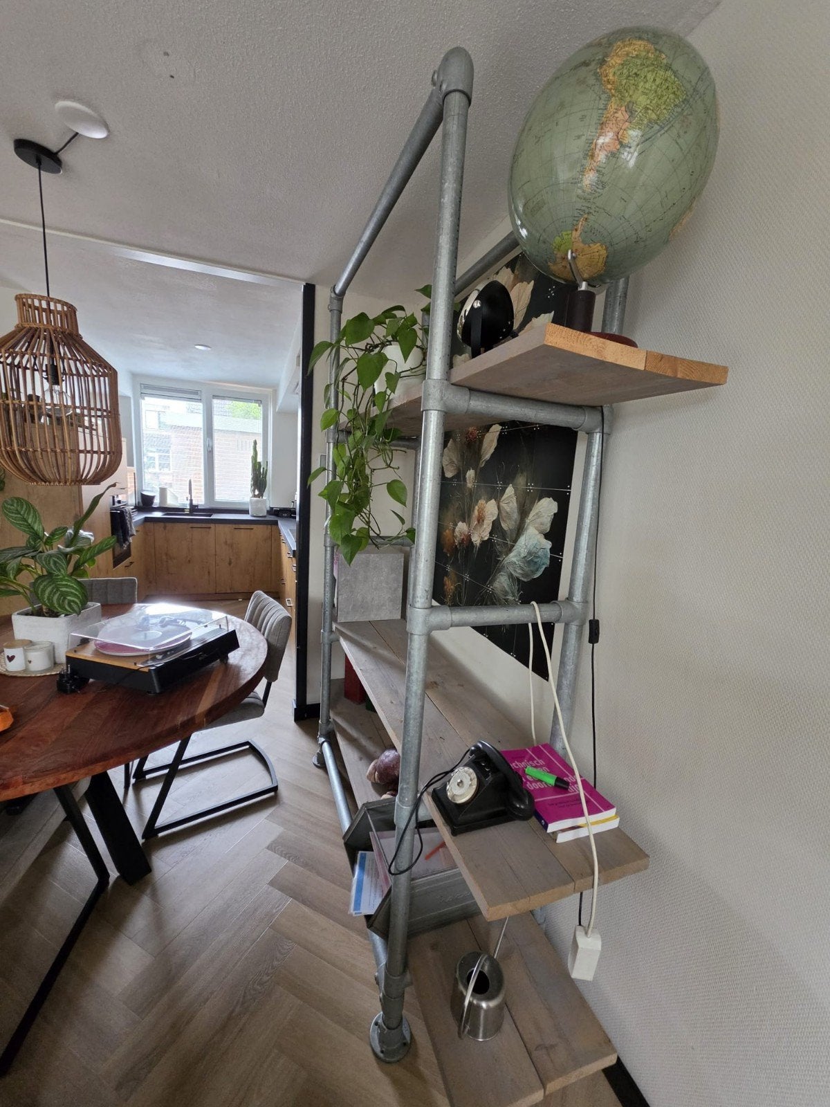 Stalen frame kast met steigerhouten planken, Overige houtsoorten, Met plank(en), Gebruikt, 100 tot 150 cm