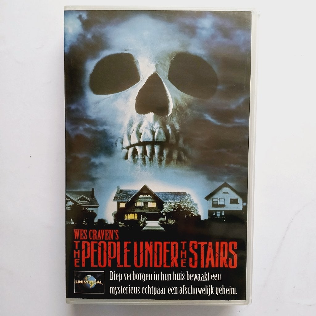 The People Under The Stairs - NL retail vhs - Universal, Cd's en Dvd's, Horror, Nederlands ondertiteld, Alle leeftijden, Ophalen of Verzenden