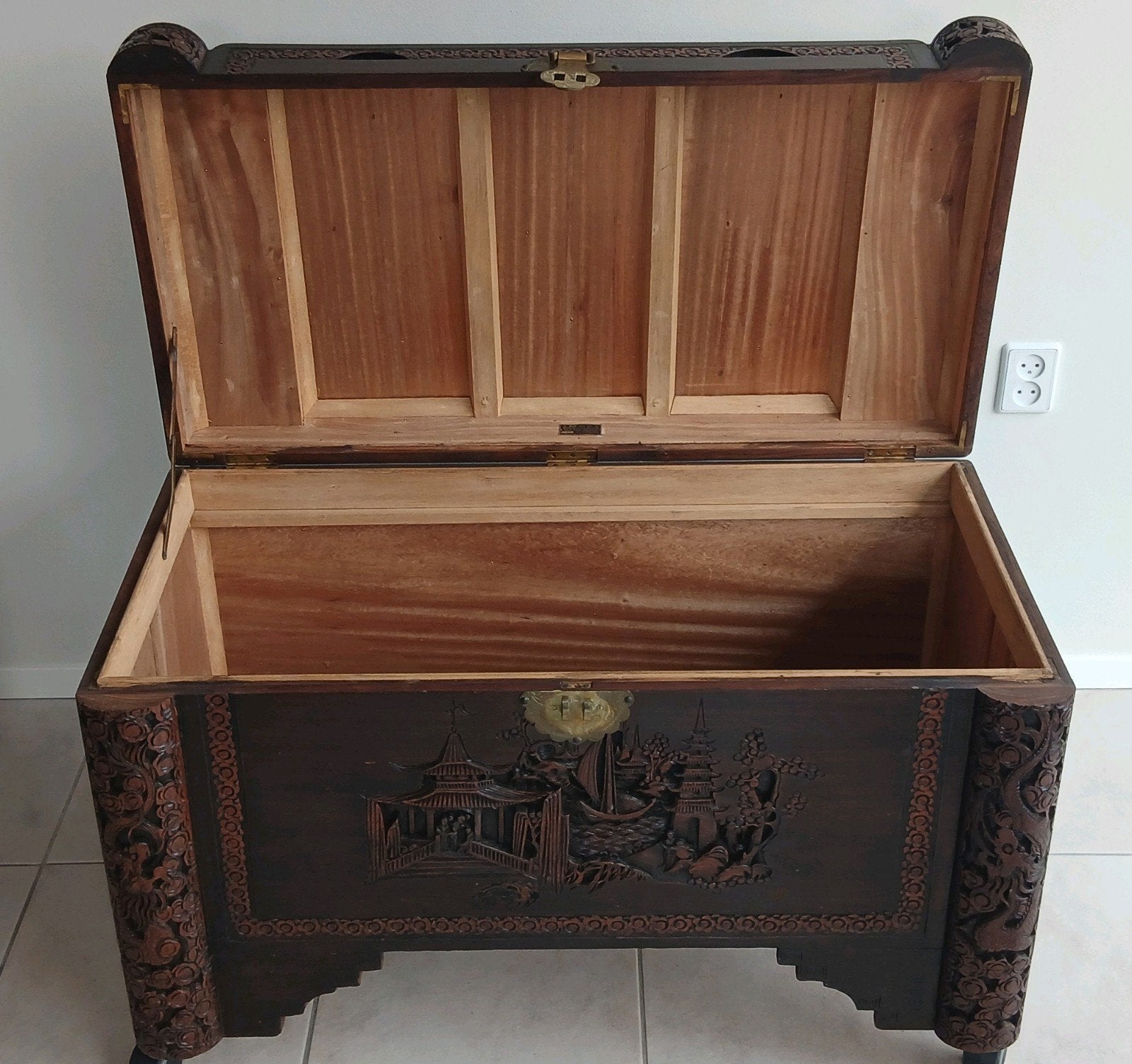Grote Chinese kist houtsnijwerk, Ophalen of Verzenden