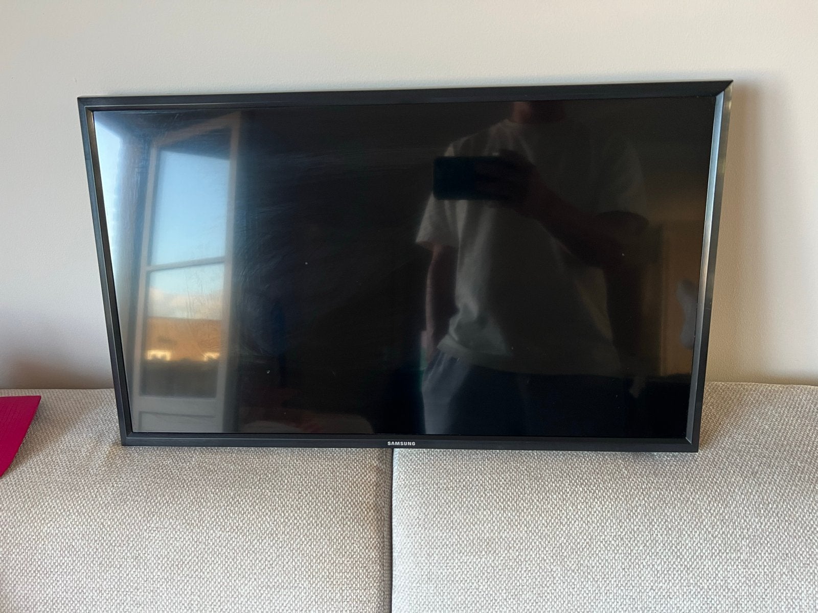 Samsung 28 inch Full HD TV + muurbeugel + afstandsbediening, Ophalen, 50 Hz, Samsung, Gebruikt