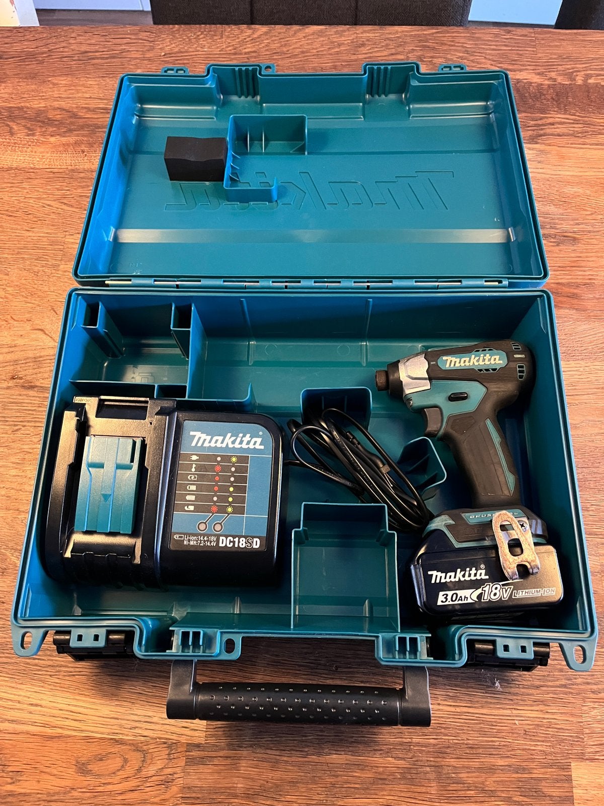 Makita 18V slagschroefmachine dtd157 koffer set, Ophalen of Verzenden, Zo goed als nieuw, Boor- en Schroefmachine