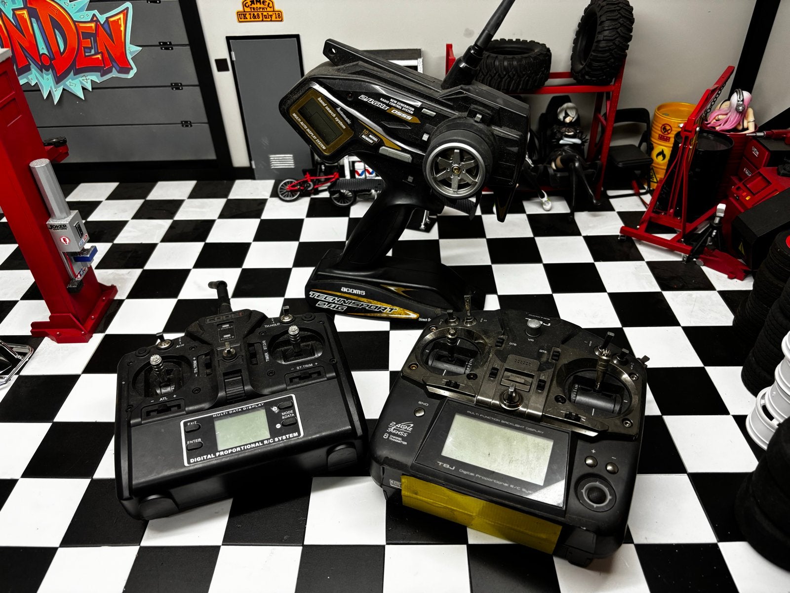 3 RC zenders: Futaba T8J acoms technisport 2.4 fhss tamiya, Ophalen of Verzenden, Gebruikt, Overige schalen, Onderdeel