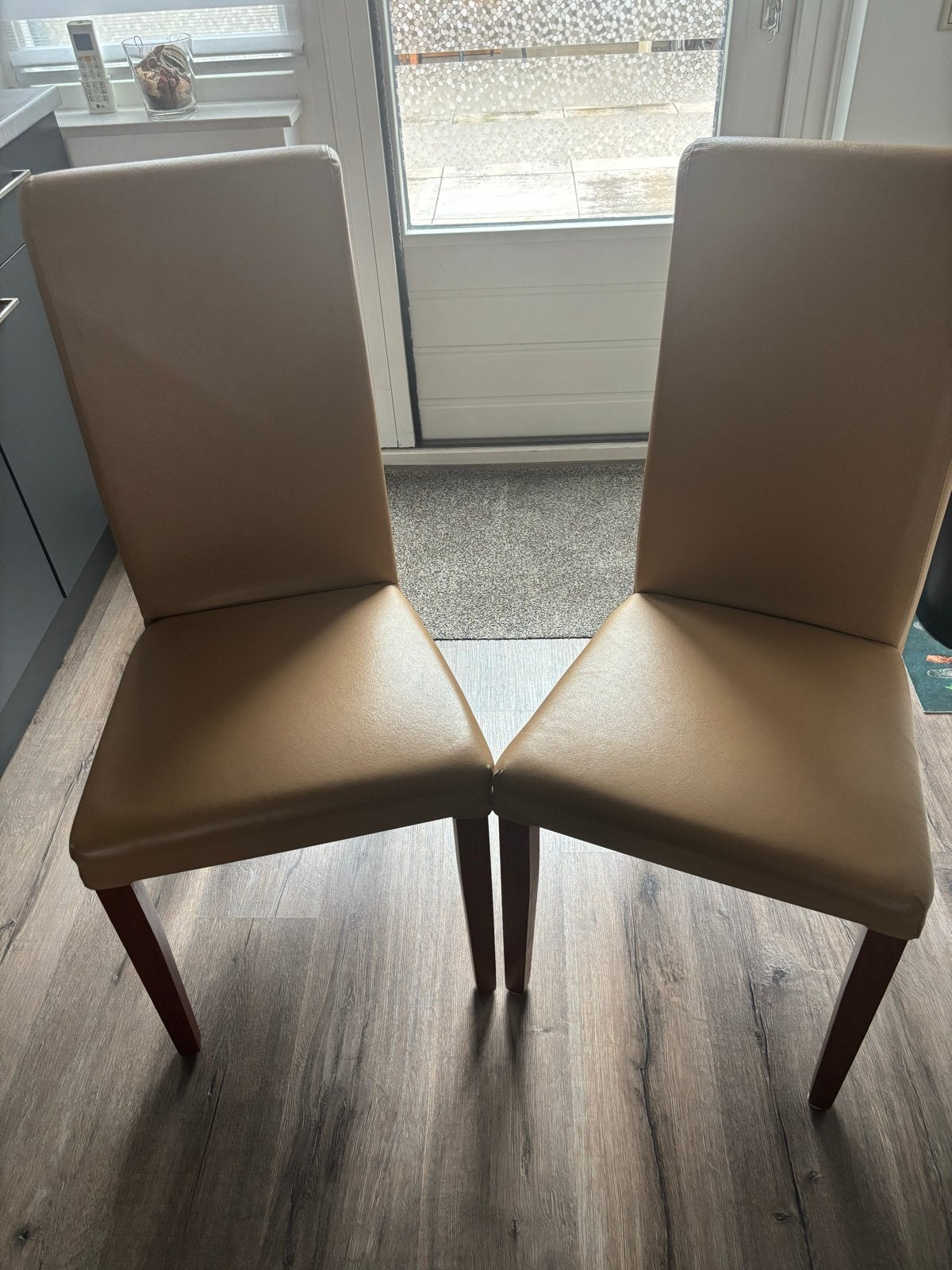 Twee beige stoelen met kleine beschadiging, Huis en Inrichting, Stoelen, Ophalen, Gebruikt, Twee, Overige kleuren