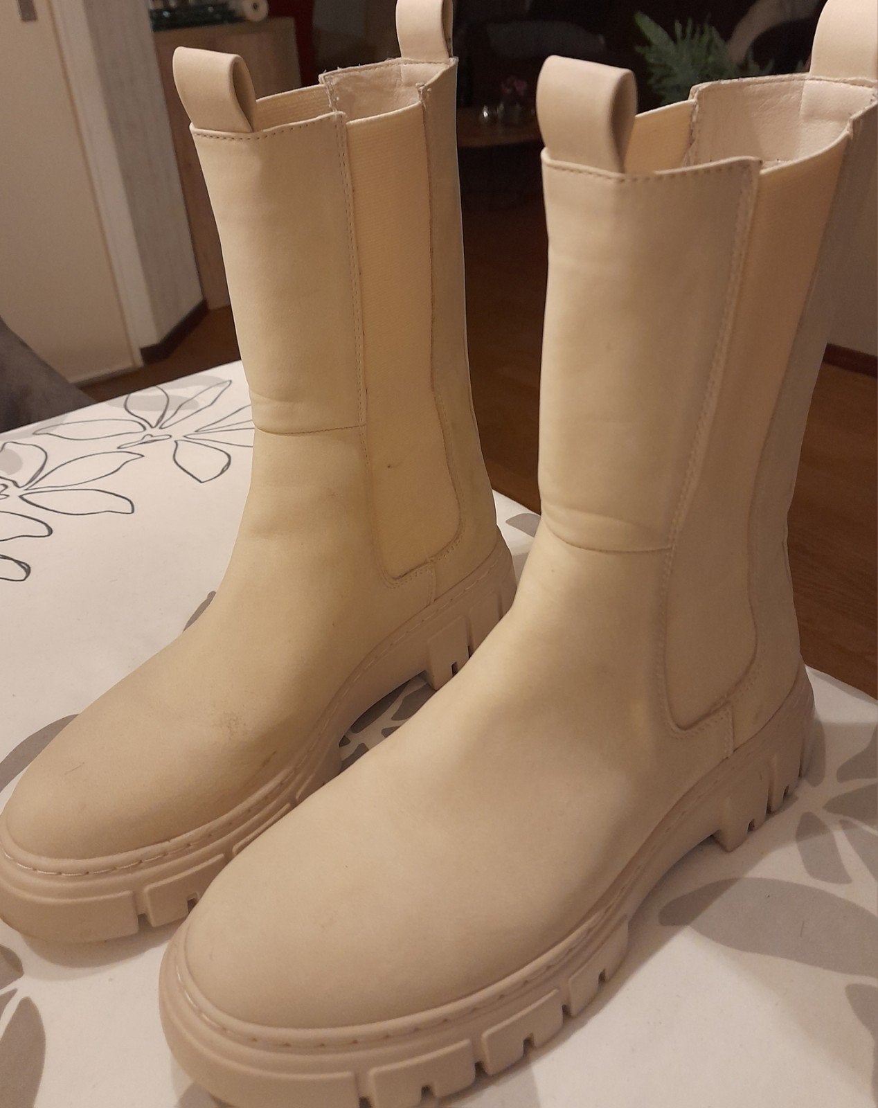 Crèmekleurige laarzen met dikke zool - Maat 39, Ophalen of Verzenden, Zo goed als nieuw, Beige, Lage of Enkellaarzen