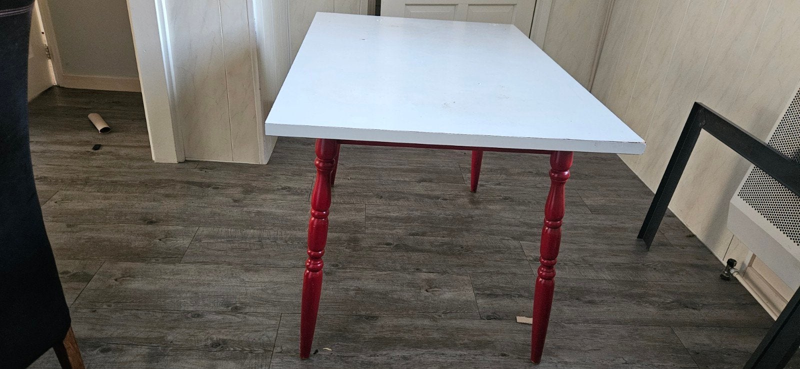 oude Eenvoudige eettafel met rode poten, Ophalen, Gebruikt, 100 tot 150 cm, Eenvoudig, functioneel