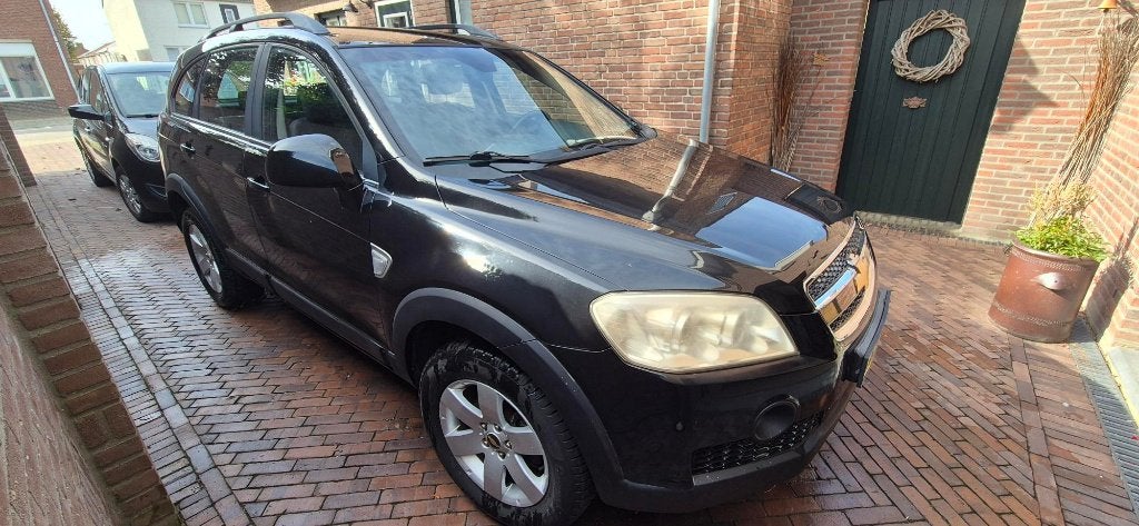 Chevrolet Captiva 2.4i 4WD 2007 Zwart, Auto's, 4 cilinders, 7 stoelen, Zwart, Handgeschakeld