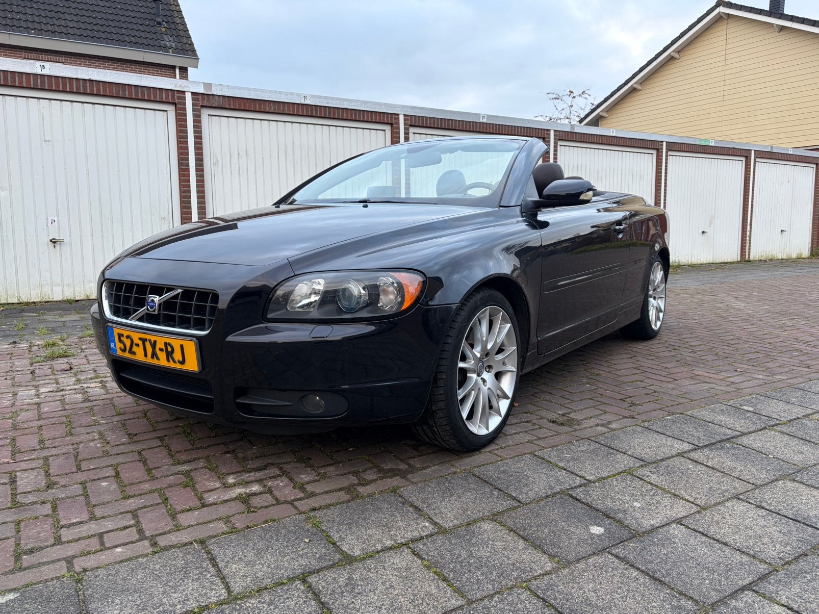 Volvo C70 2.4 D5 Summum Geartronic 2007 Zwart Cabrio Vol APK, C70, 197 €/maand, Cabriolet, Zwart