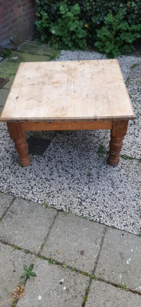 Robuuste houten salontafel met gedraaide poten, Ophalen of Verzenden