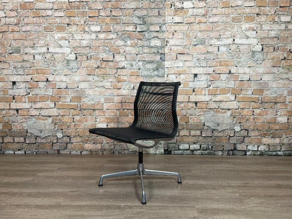 Herman Miller Eames Aluminum Group Side Chair bij TheReSales, Ophalen, Zwart, Zo goed als nieuw, Eén