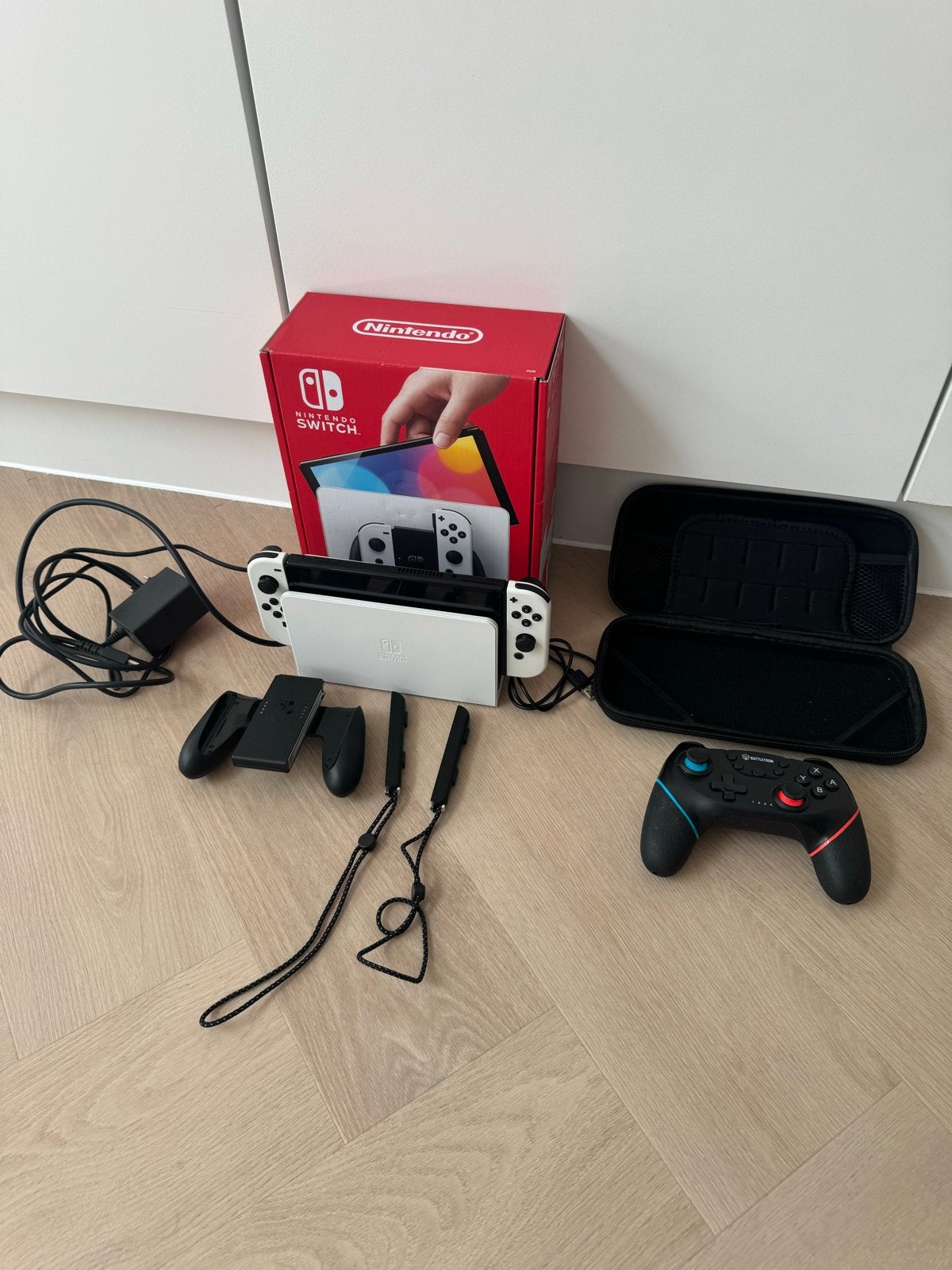 TE KOOP | Nintendo Switch OLED Wit | met accessoires, Met games, Zo goed als nieuw, Met 3 controllers of meer, Switch OLED