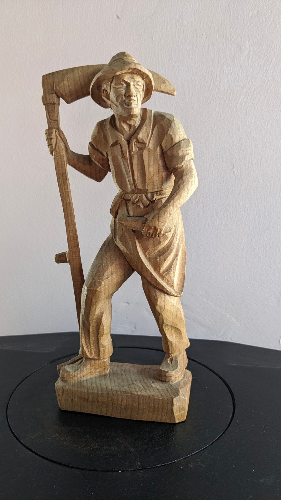 Houten beeld van een boer met zeis - Origineel houtsnijwerk, Antiek en Kunst, Houtsnijwerk, Ophalen of Verzenden, Handgemaakt