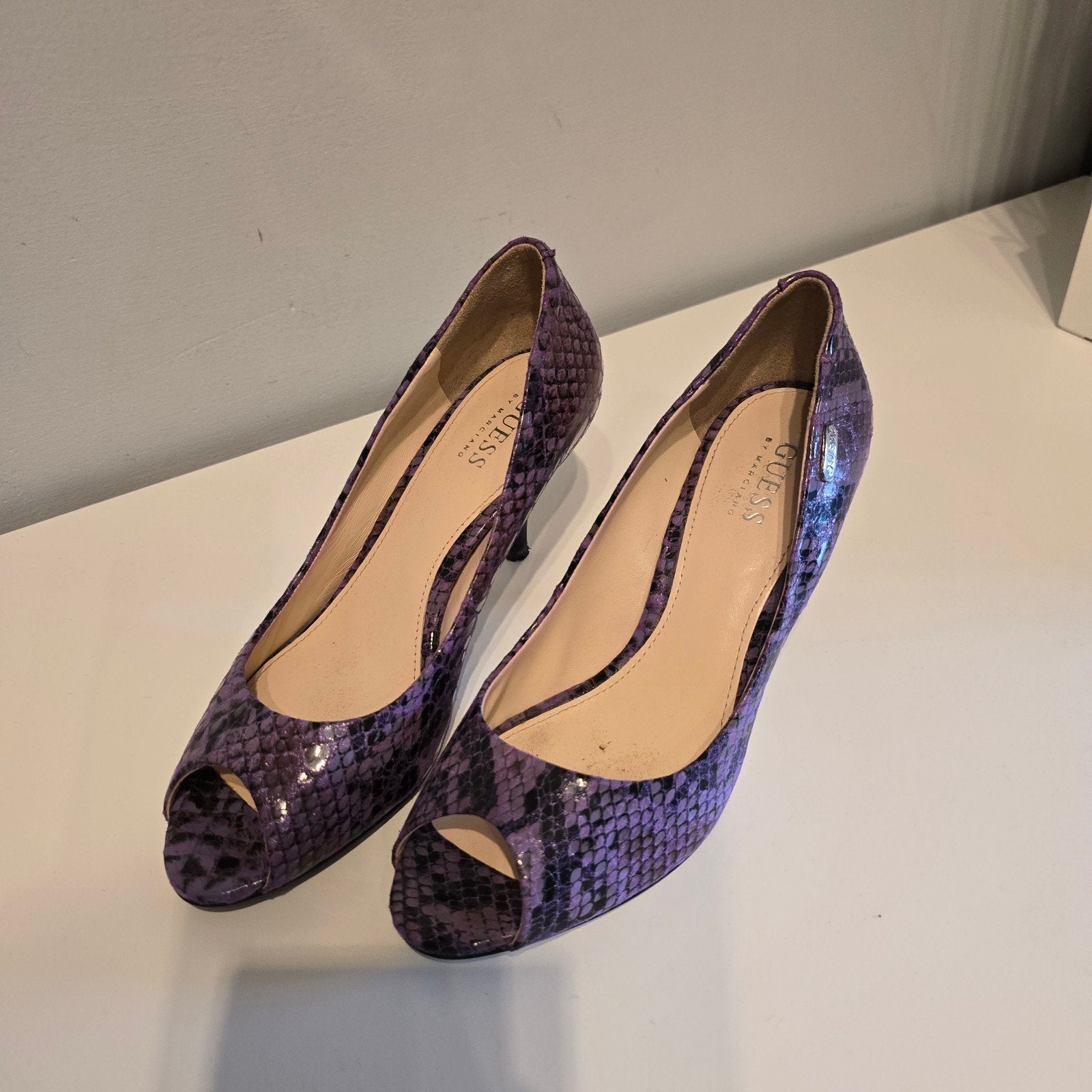 Guess paarse peep-toe pumps met slangenprint maat 38t, Pumps, Ophalen of Verzenden, Gedragen, Overige kleuren