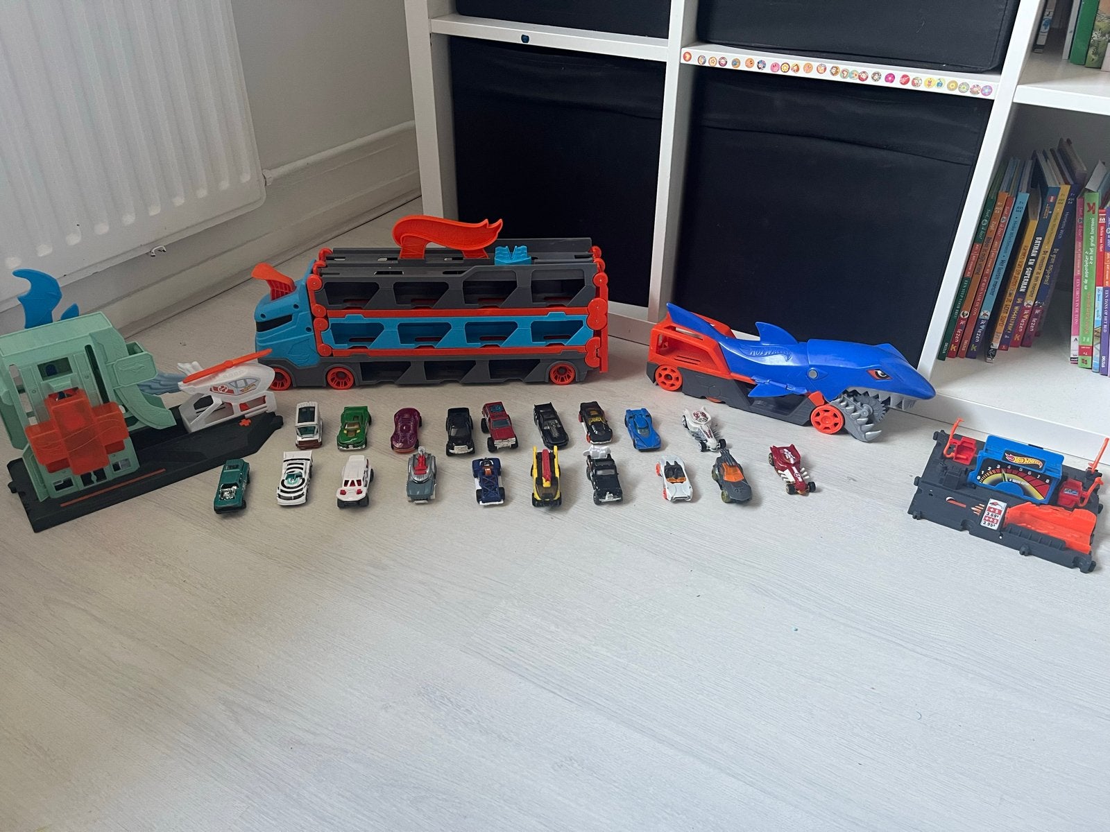 Hot Wheels Set: Vrachtwagen, Haai en Tankstation met Auto's, Ophalen, Gebruikt