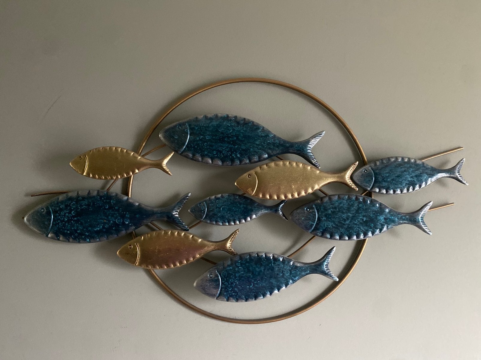 Grote metalen wanddecoratie vissen blauw/goud 90cm, Ophalen, Zo goed als nieuw