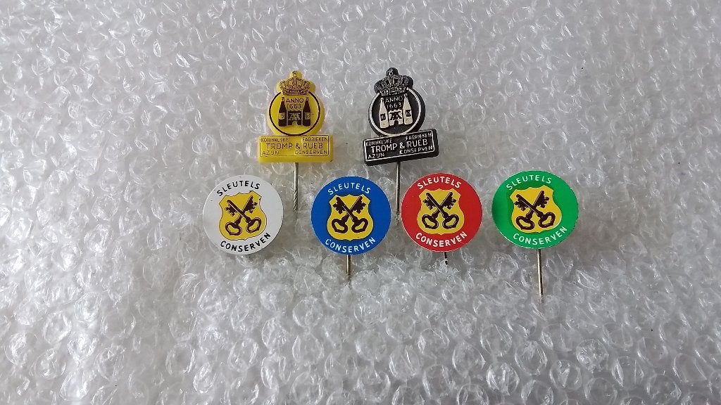 6 verschillende speldjes 4x sleutel 2x tromp conserven, Ophalen of Verzenden, Zo goed als nieuw, Overige onderwerpen