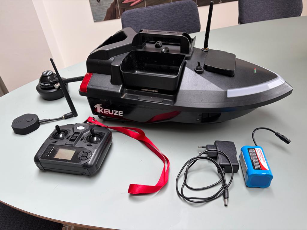 Voerboot met fishfinder, GPS en draagtas, Watersport en Boten, Hengelsport | Karpervissen, Ophalen of Verzenden, Zo goed als nieuw