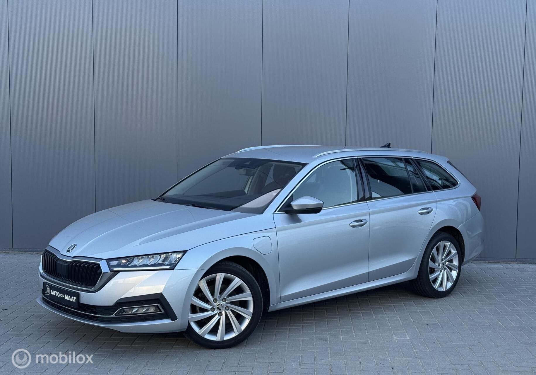 Skoda Octavia Combi 1.4 TSI PHEV Memory, LED, Keyless, Stof, Zwart, Plug-in hybride, 1500 kg