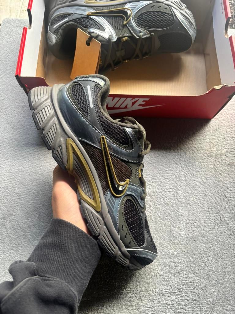 Nike v5 runner black olive - maat 44 - nieuw, J, Zwart, Nike, Nieuw