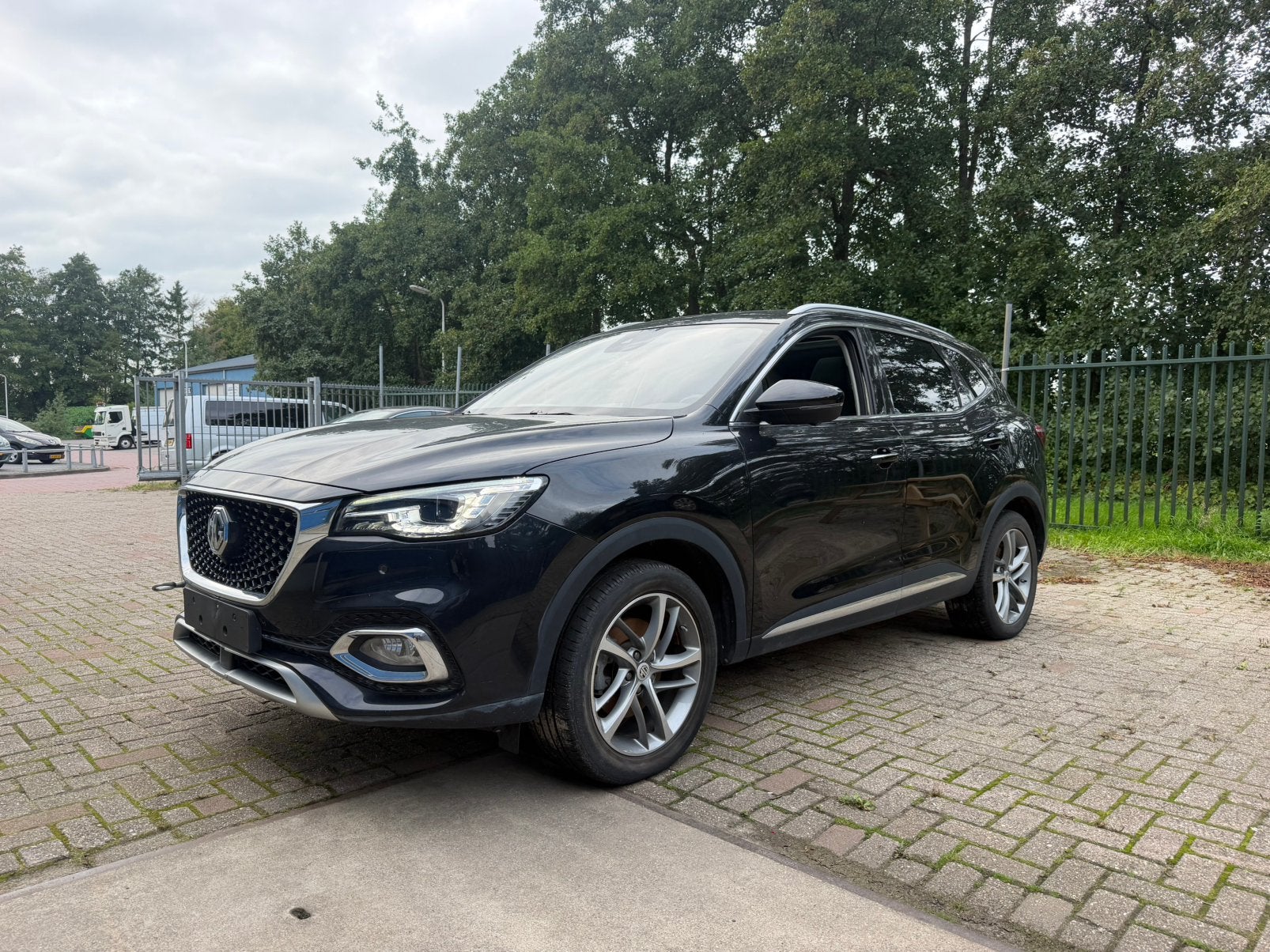 MG EHS Luxury hybrid 2022  met defect / schade, Auto's, Automaat, Zwart, Leder, SUV of Terreinwagen