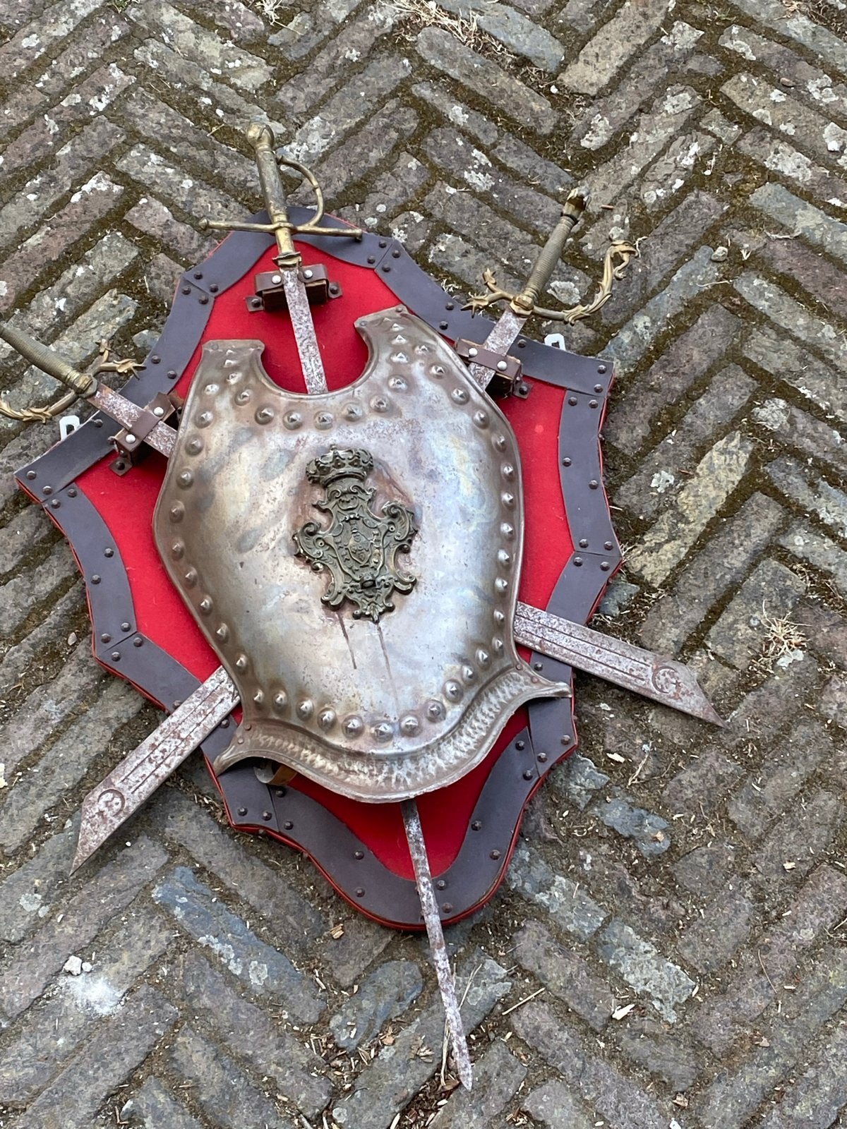 Decoratief Schild met Zwaarden - Middeleeuwse Stijl, Antiek en Kunst, Antiek | Overige Antiek, Ophalen