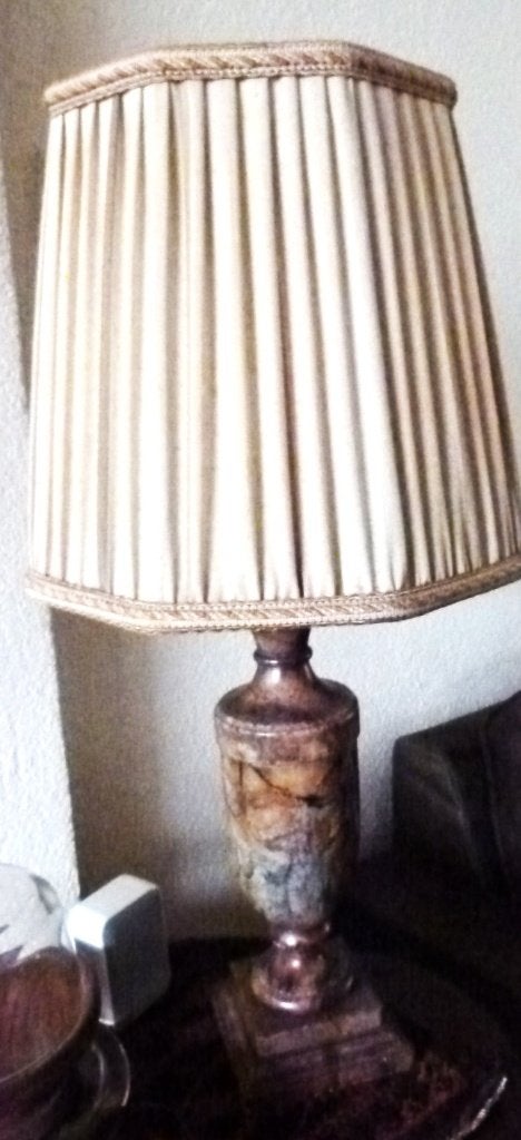 2 zeer mooie lampen marmeren voet 1 met lichte/donkere  kap, Ophalen, Vintage, Zo goed als nieuw, Met kap