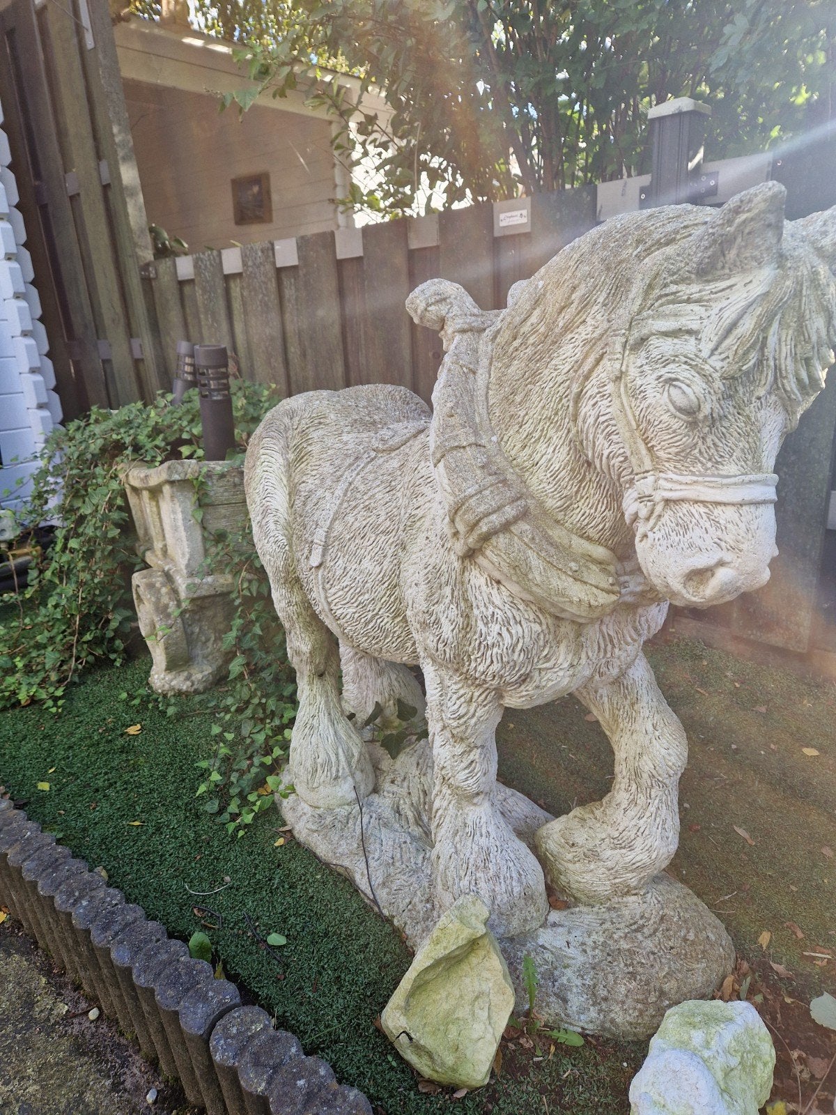 Groot stenen paard met kar voor tuin of decoratie, Ophalen, Gebruikt, Beton, Dierenbeeld