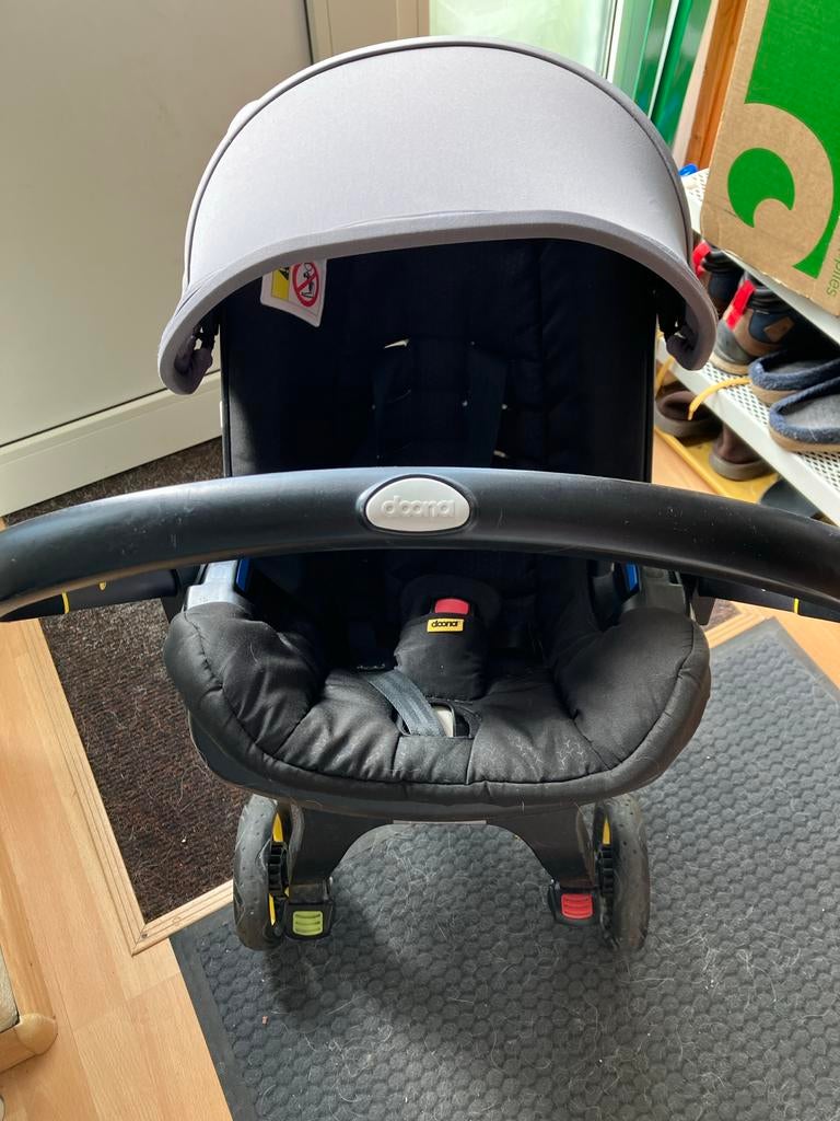 Doona autostoel met Isofix base en accessoires, Gebruikt, Zijbescherming, Isofix, 0 t/m 13 kg