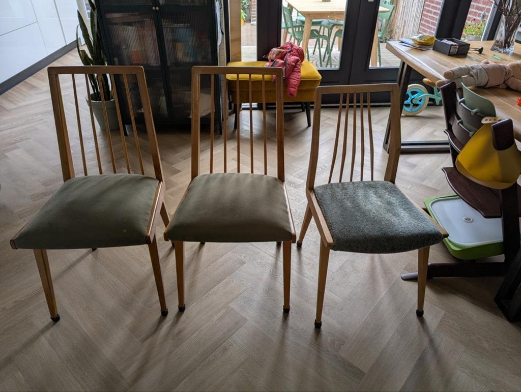 4 vintage houten stoelen met spijlen, Ophalen of Verzenden, Gebruikt, Bruin, Twee