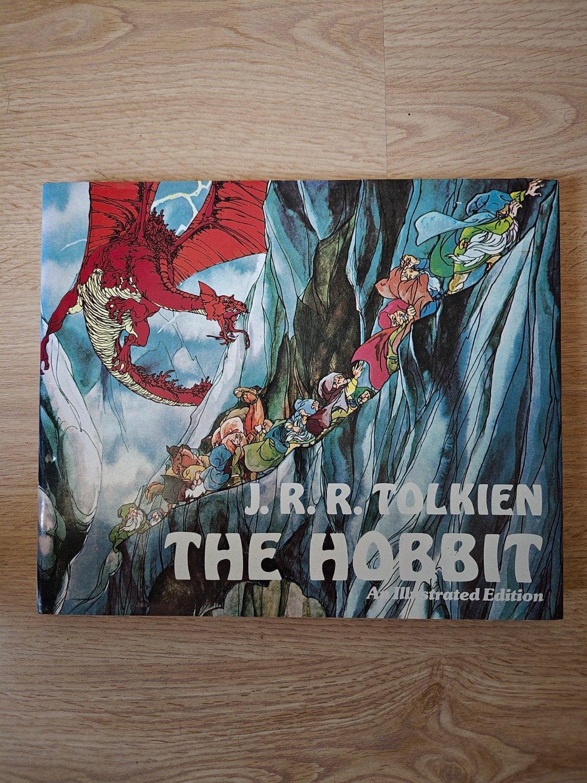 The Hobbit: An Illustrated Edition - J.R.R. Tolkien, Boeken, Ophalen of Verzenden, Zo goed als nieuw, J.R.R. Tolkien