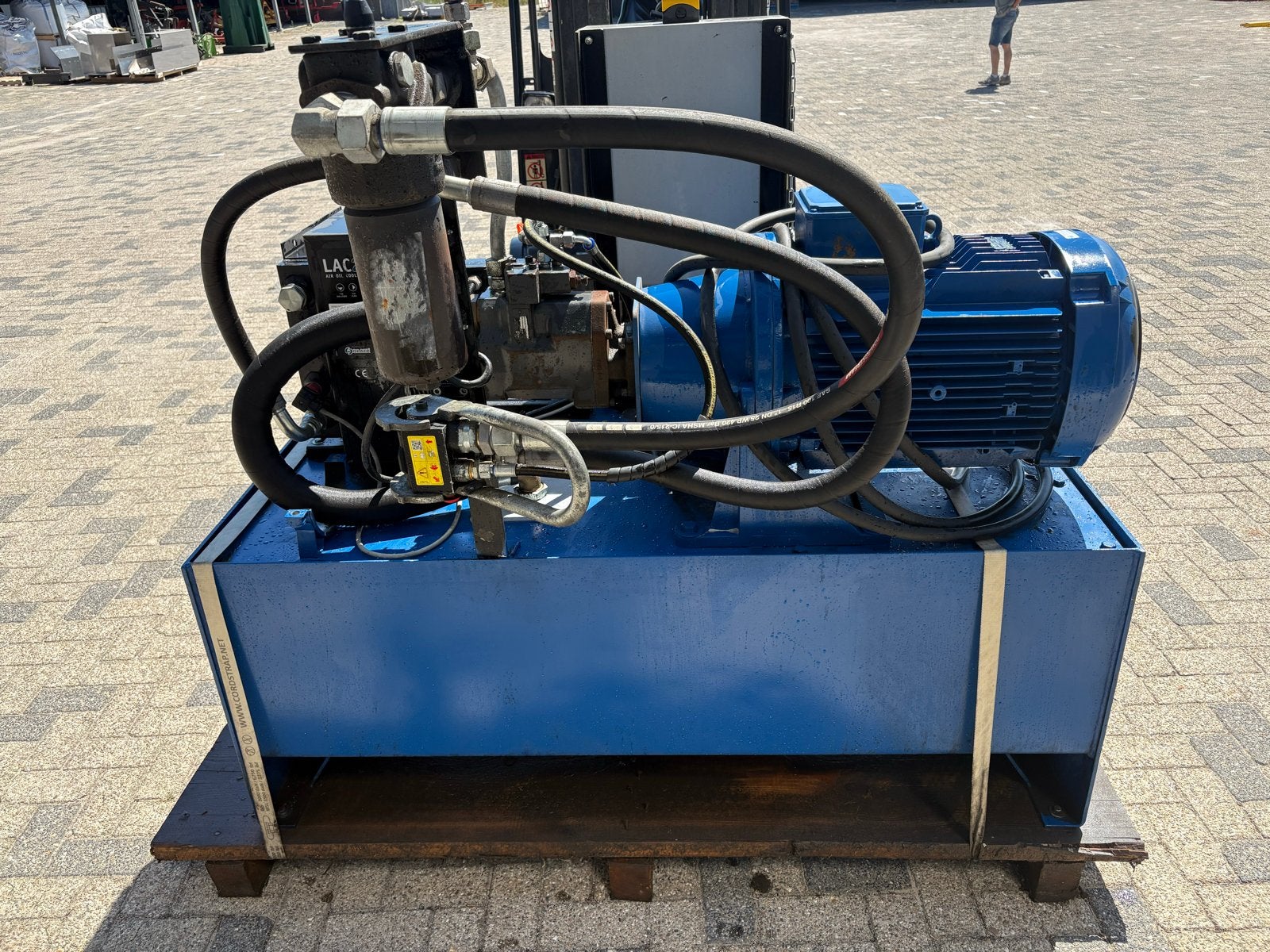 Hydraulische unit met 30 kW motor en koeler, Ophalen