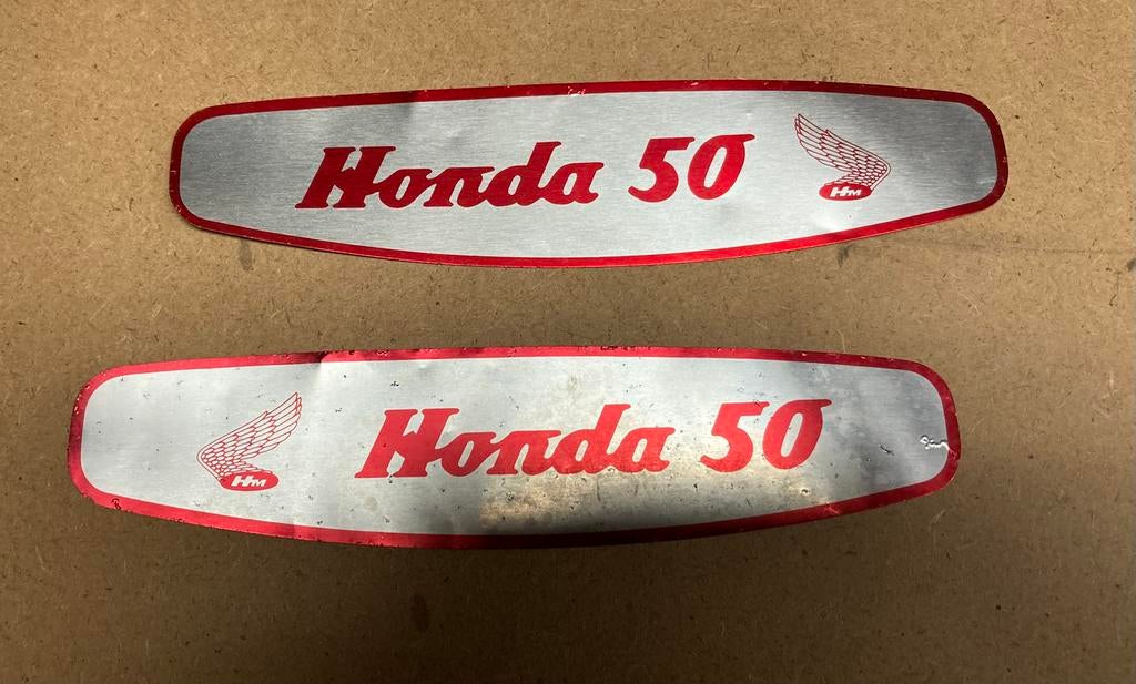 Nette typeplaatjes (links en rechts) HONDA 50 (oude logo), Ophalen of Verzenden, Gebruikt