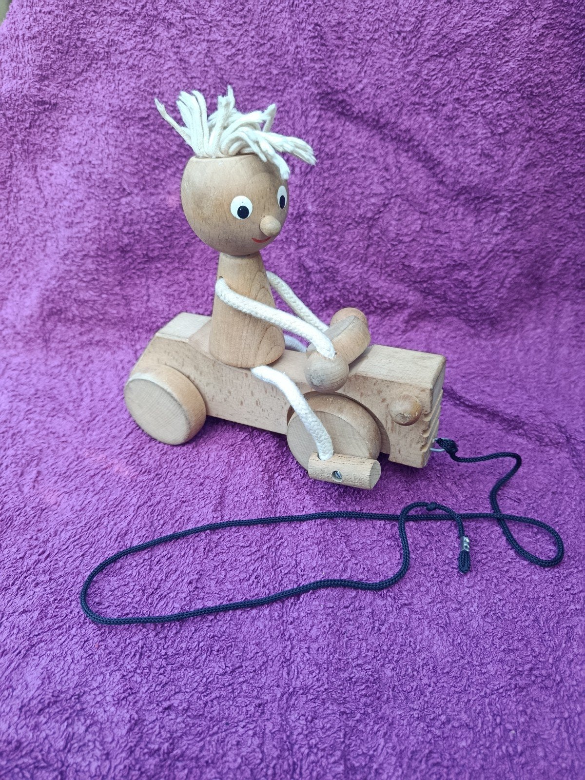 Houten trekfiguur: Jongetje op auto, Ophalen