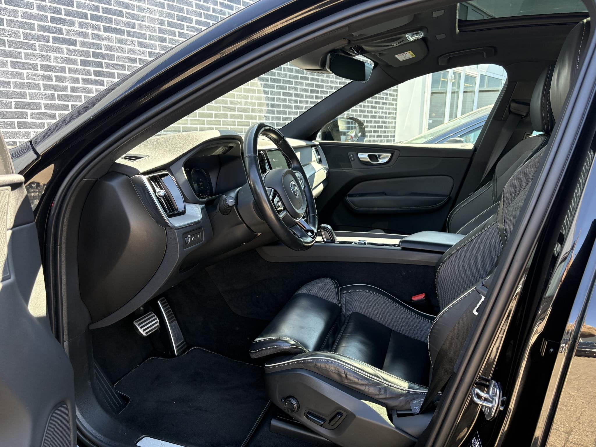 Volvo XC60 2.0 Recharge T6 AWD R-Design | Plug-in Hybrid (PH, Auto's, Stof, Gebruikt, Euro 6, 138 €/maand