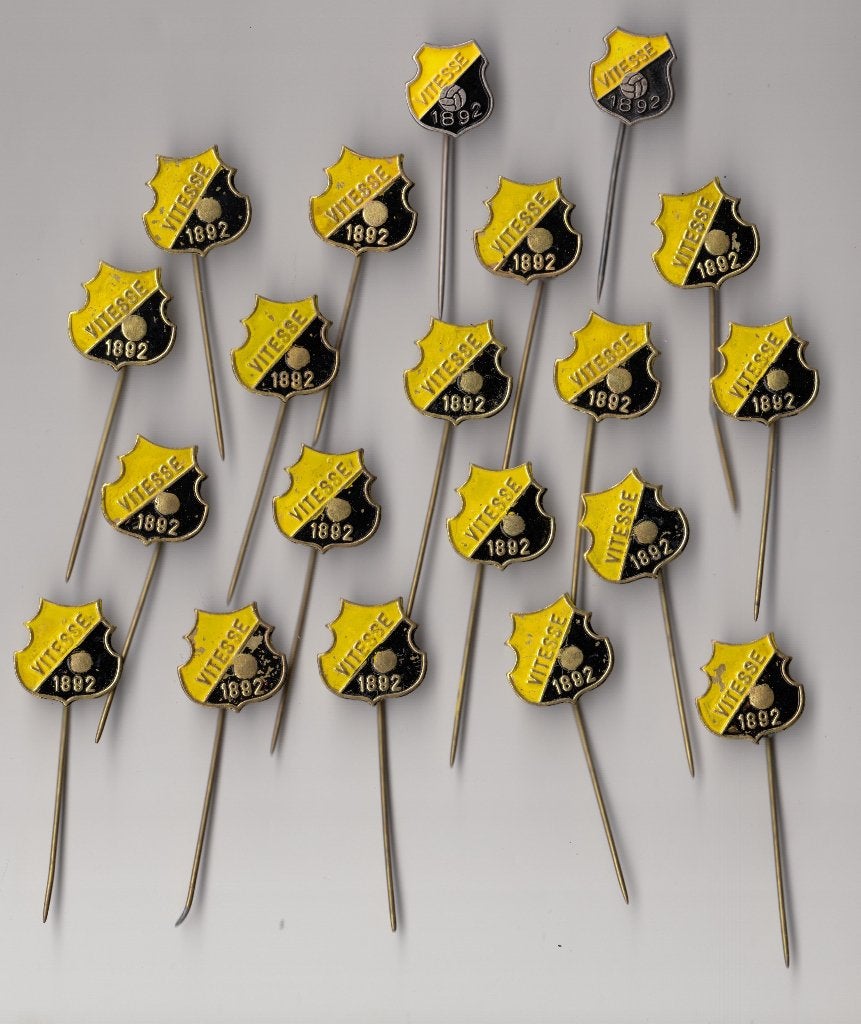Vitesse Arnhem Voetbal logo speldjes, Verzamelen, Gebruikt, Niet vindbaar, Niet vindbaar, Speldje of Pin