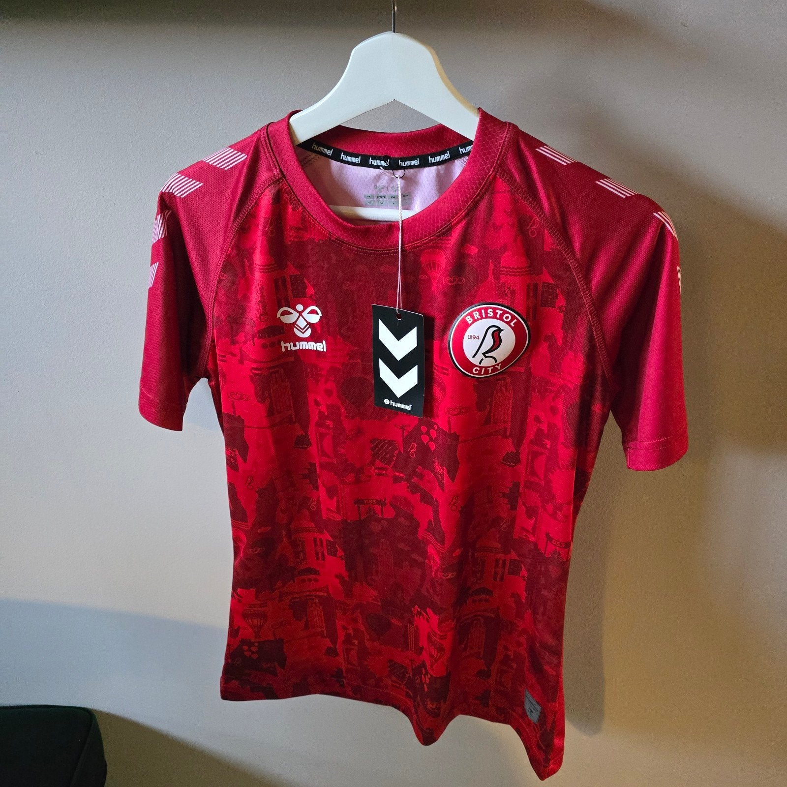 Hummel Dames Voetbalshirt BRISTOL CITY - Maat XS/S (Europe 3, Kleding | Dames, Nieuw, Ophalen of Verzenden, Korte mouw, Maat 36 (S)