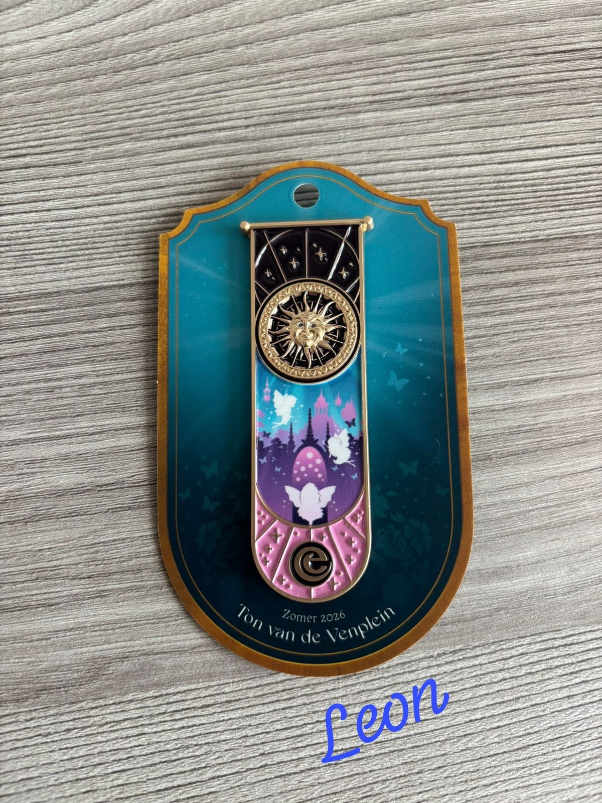 Efteling Zomer pin Ton van de Ven plein nieuw! EPP 505, Ophalen of Verzenden, Nieuw, Button of Speldje