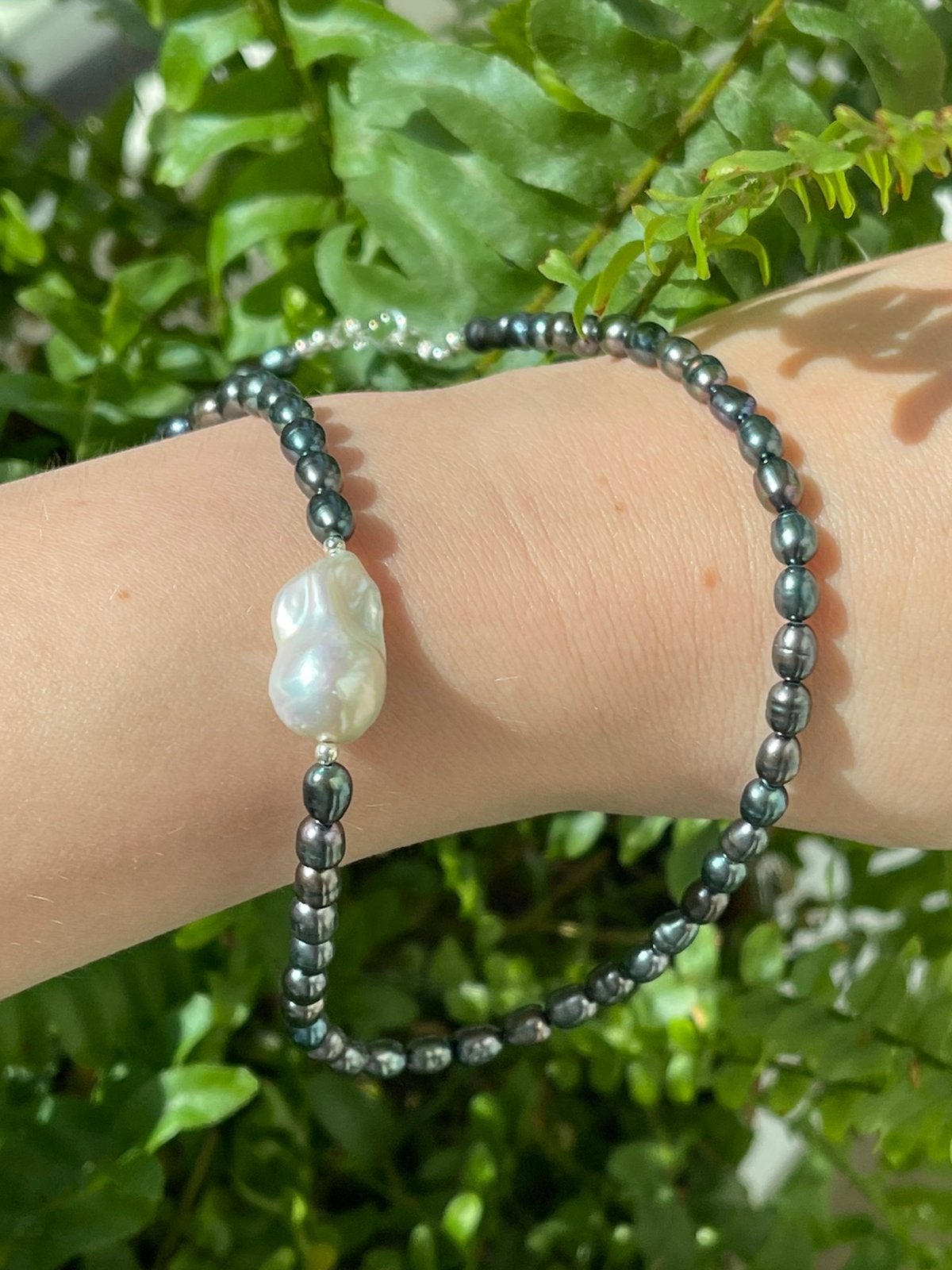 Ketting van zwarte parels met barok accent, Ophalen of Verzenden, Nieuw, Zwart, Zilver