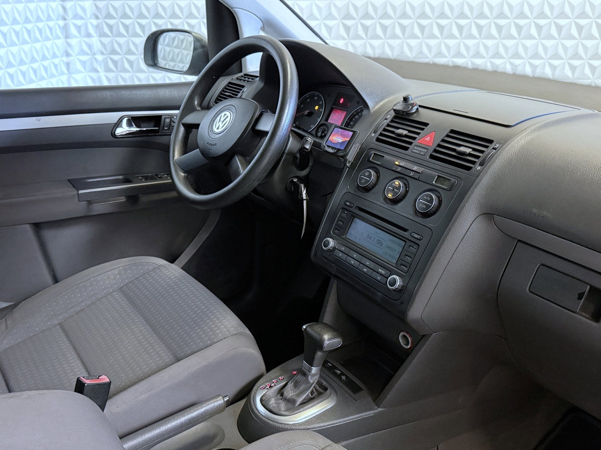 Volkswagen Touran 2.0-16V FSI Airco AUTOMAAT 234.000km(2006), Gebruikt, Bedrijf, Euro 4, 84 €/maand