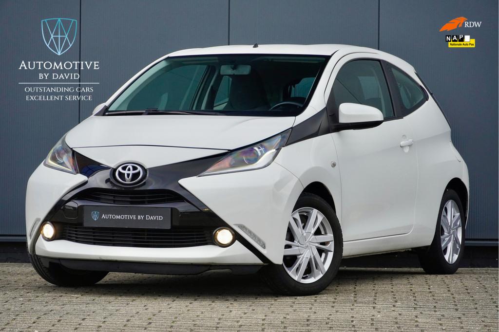 Toyota Aygo 1.0 69 pk VVT-i X-PLAY AUTOMAAT / AIRCO / ACHTER, Stof, Gebruikt, 4 stoelen, Wit