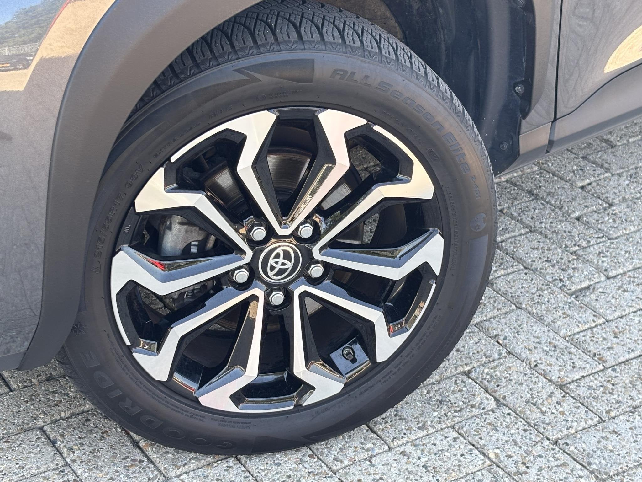 Toyota Yaris Cross 1.5 Hybrid 115 First Edition, Auto's, Toyota, Stof, Gebruikt, Euro 6, 1165 kg