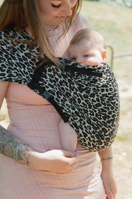 ByKay Hipsling Heupdrager - Leopard Sand, NIEUW, Kinderen en Baby's, Ophalen of Verzenden, Nieuw, Draagdoek, Overige merken