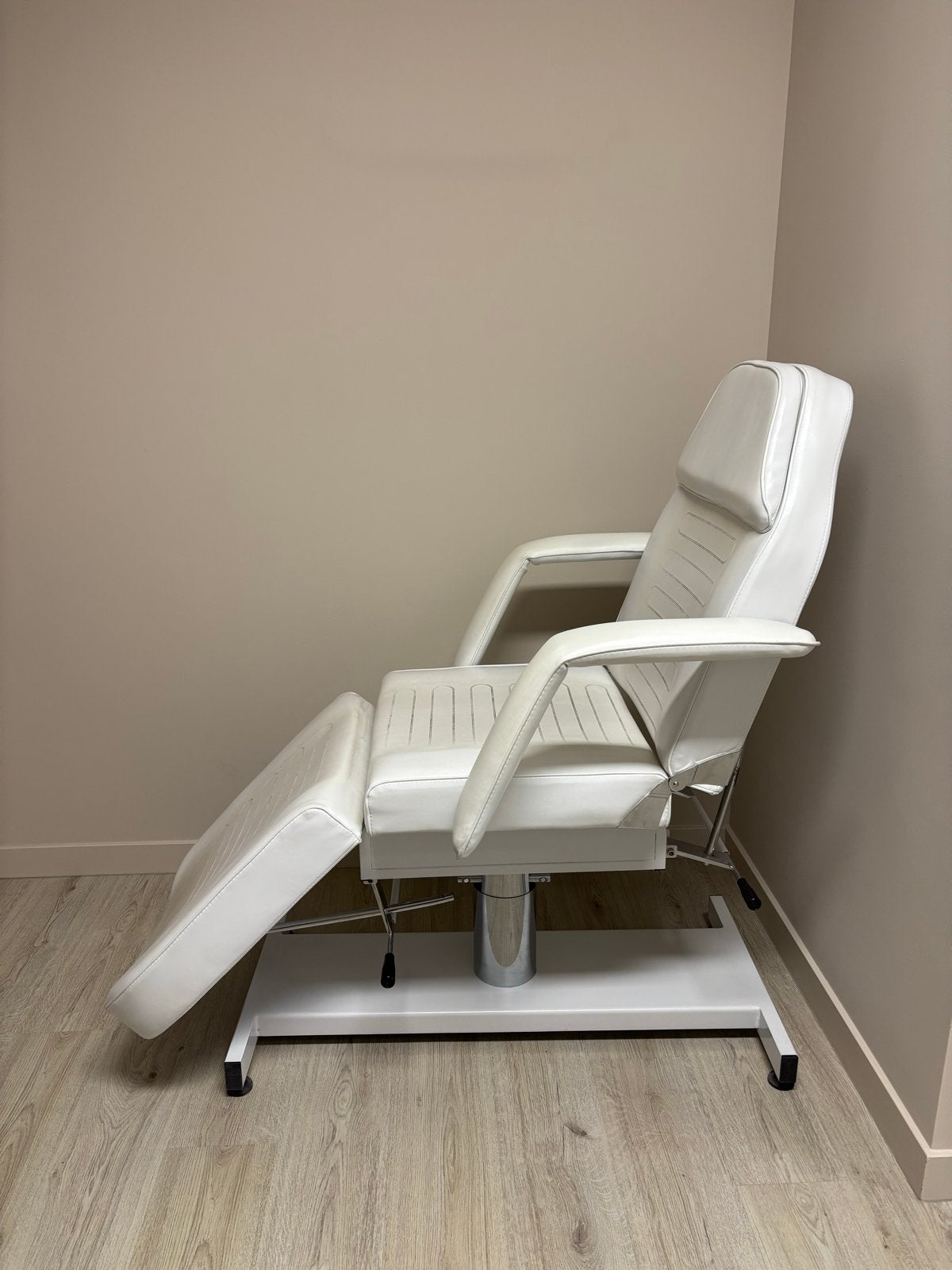 Witte behandelstoel / massagetafel, Ophalen, Kunststof, Gebruikt, Wit