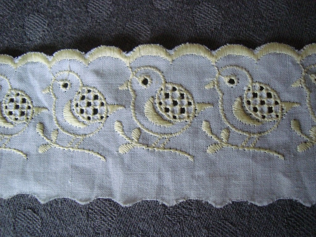 Band met geel bloemetje 5.5 Cm breed , per meter te koop, Ophalen of Verzenden, Nieuw, Lint, Band of Elastiek