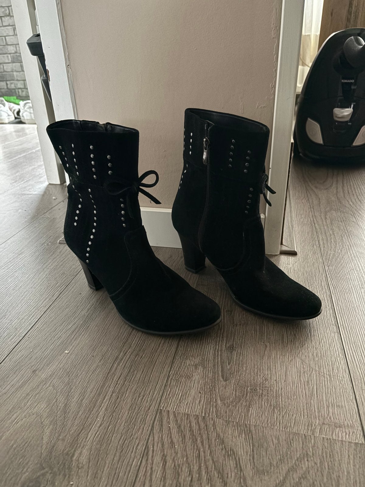 Caprice zwarte enkellaarzen met studs - Maat 38.5, Ophalen of Verzenden, Gedragen, Zwart, Lage of Enkellaarzen