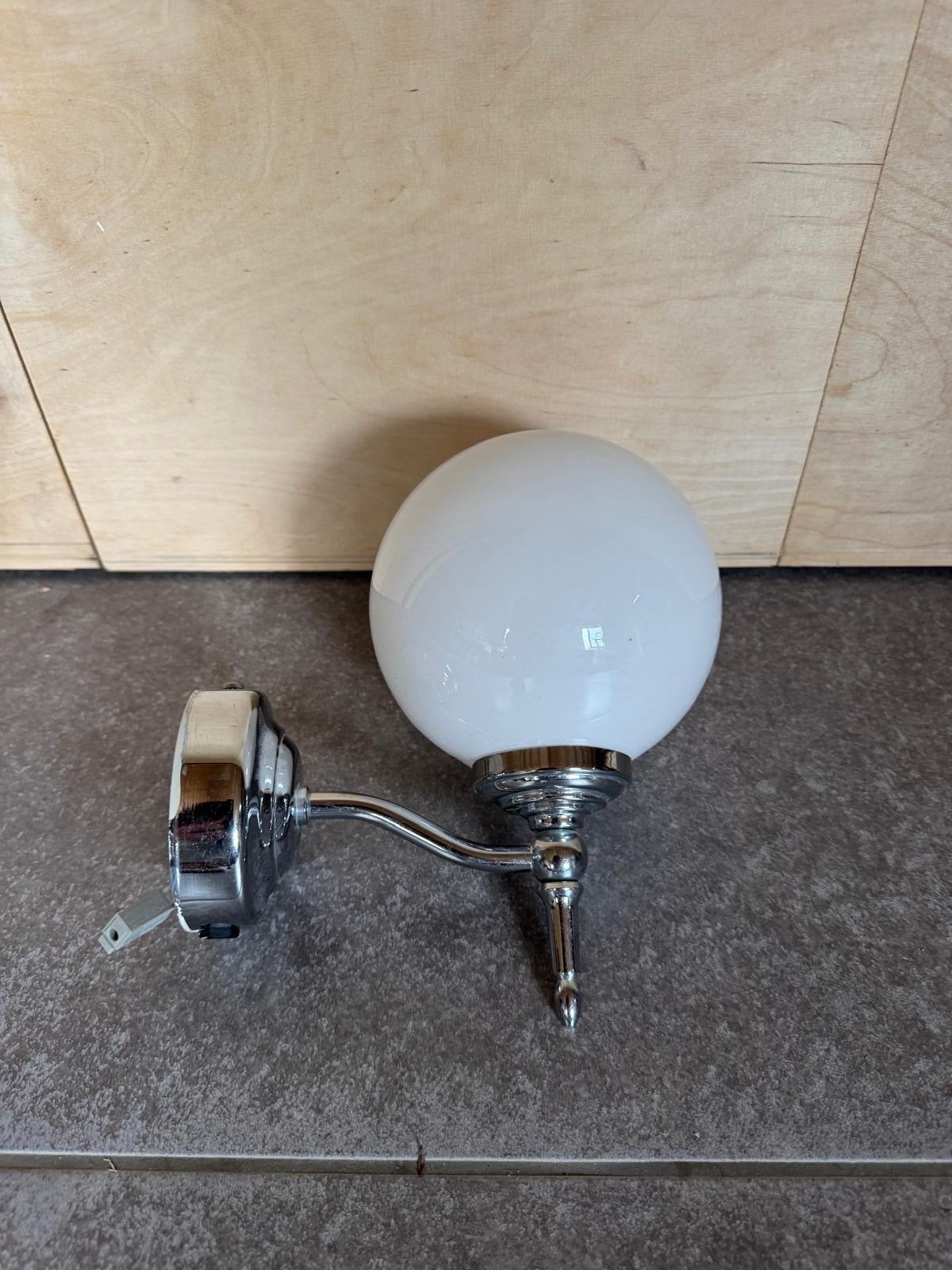 Klassieke glanzend chromen badkamerwandlamp met opaline bol, Ophalen of Verzenden