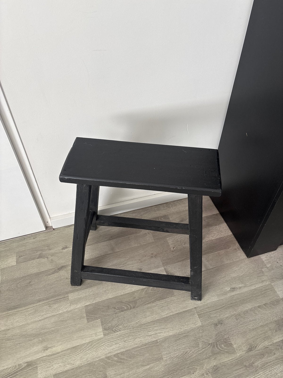 Zwart houten krukje, Huis en Inrichting, Krukjes, Ophalen, Gebruikt, Hout