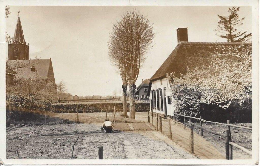 De Veluwe, Dorpsgezicht, Boerderij, vrouw, gelopen 1950, Ophalen of Verzenden, 1940 tot 1960, Gelopen, Gelderland